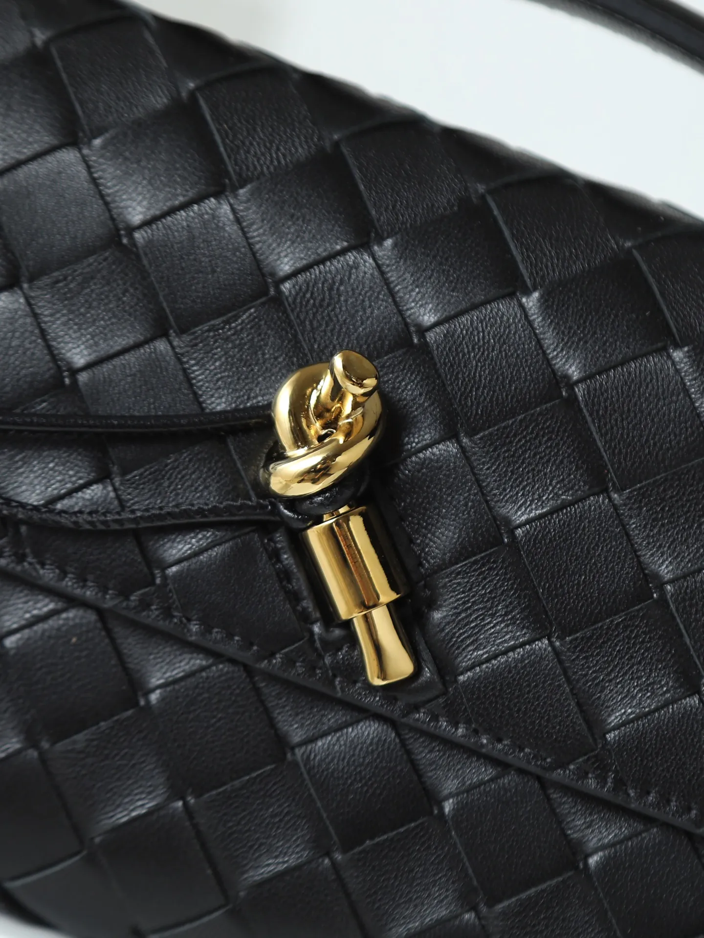 Batch 1540. The BV Andiamo evening handbag has been heavily cultivated again~ The designer aesthetics of the era of economic downturn are back. You fall in love with it at first sight and can't put it down. It's so beautiful. It's full of aura. The shape and texture are very competitive. It's lightweight and has sufficient capacity. It's a must-have for fashionistas. It's suitable for many occasions, minimalist, high-end and light luxury. Style number: 741511 Size: 31*13*3cm